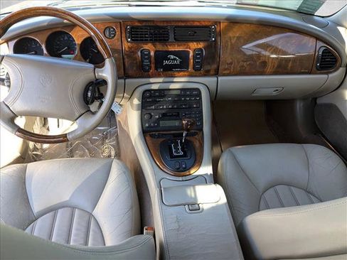 Used 2000 Jaguar XK8 Convertible image 16