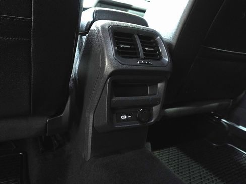 Used 2023 Volkswagen Tiguan SE image 11