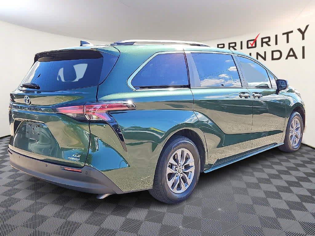 Used 2021 Toyota Sienna XLE FWD image 4