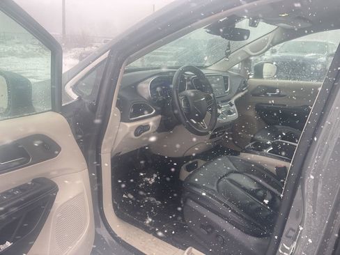 Used 2022 Chrysler Pacifica Touring-L image 11