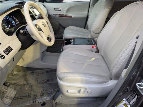 Used 2014 Toyota Sienna XLE image 16