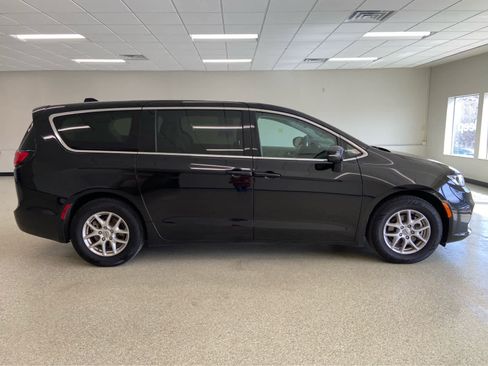 Used 2024 Chrysler Pacifica Touring-L image 4