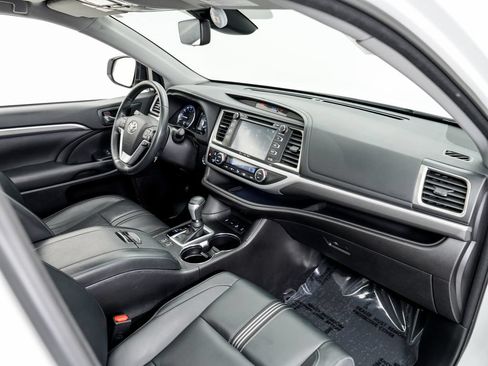 Used 2018 Toyota Highlander SE AWD/4WD image 24
