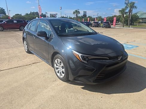 Used 2025 Toyota Corolla LE FWD image 2
