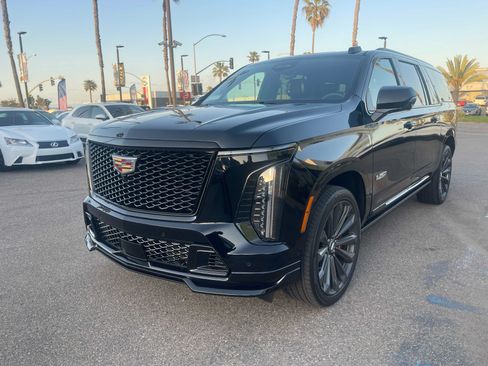 Used 2025 Cadillac Escalade ESV V AWD/4WD image 7