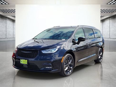 Used 2025 Chrysler Pacifica Limited image 11