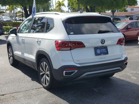 Certified 2024 Volkswagen Taos SE image 3