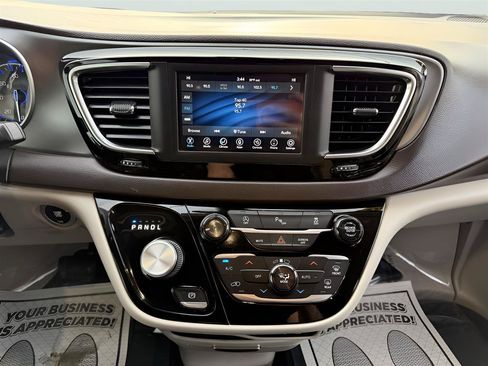 Used 2020 Chrysler Pacifica Touring-L FWD image 26