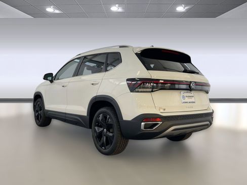 New 2026 Volkswagen Taos SE image 3