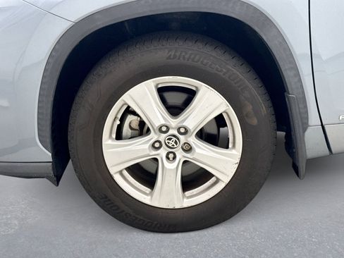 Used 2020 Toyota Highlander LE AWD/4WD image 12