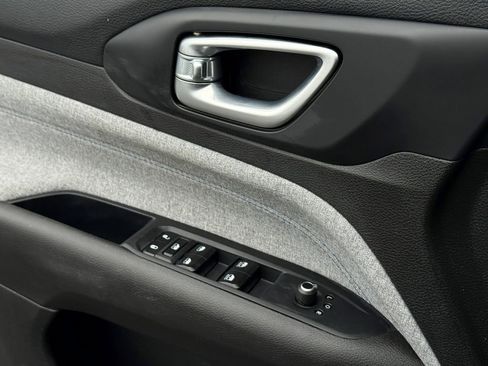 Used 2025 Jeep Compass Latitude image 36