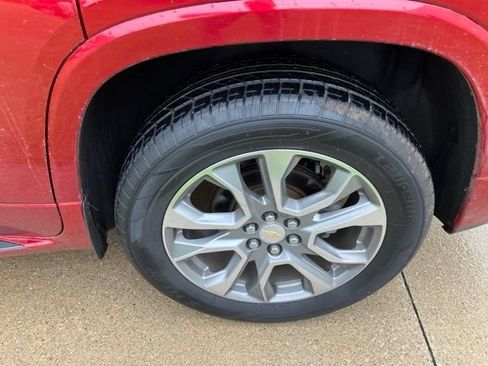Used 2019 Chevrolet Traverse Premier w/ LPO, 'HIT The Road' Package AWD/4WD image 12
