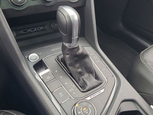 Used 2018 Volkswagen Tiguan SEL image 18