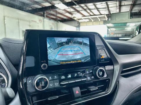 Used 2024 Toyota Highlander XLE FWD image 33
