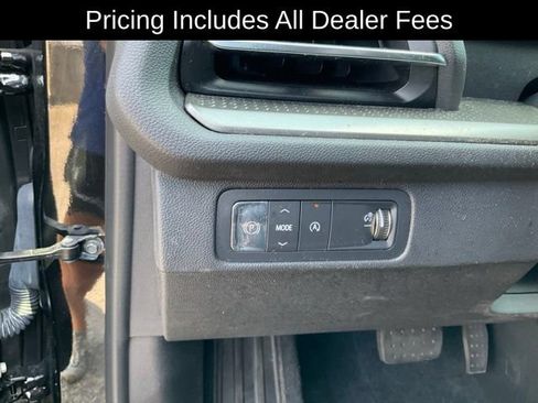 Used 2025 Chevrolet Traverse LT w/ Driver Confidence Package FWD image 9