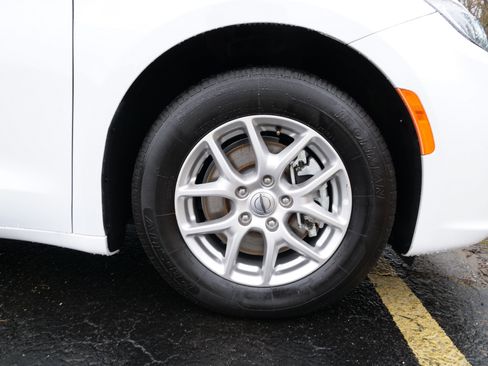 Used 2024 Chrysler Pacifica Touring-L image 10