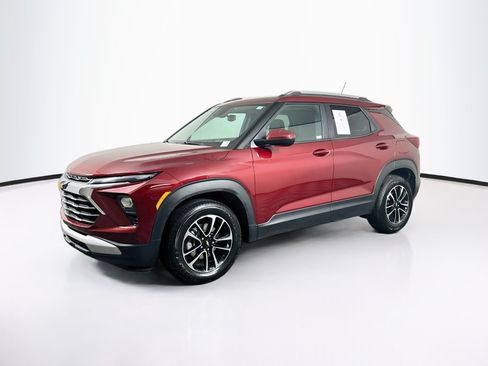 Used 2025 Chevrolet TrailBlazer LT FWD image 3