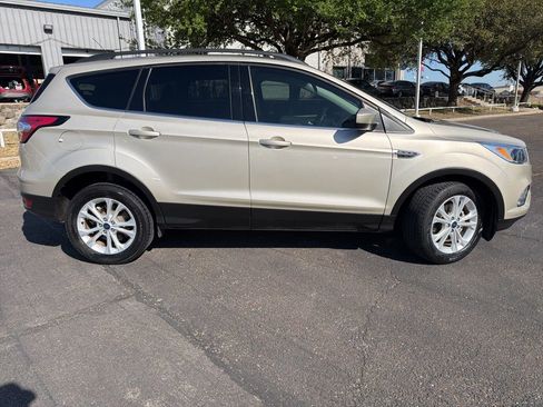 Used 2018 Ford Escape SE image 2
