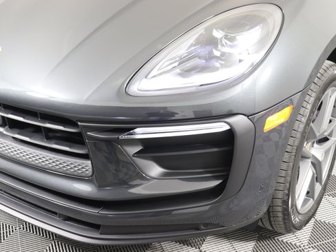 Used 2025 Porsche Macan image 13