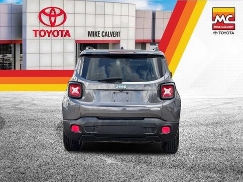 Used 2016 Jeep Renegade Latitude FWD image 4