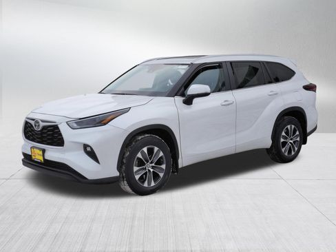 Certified 2024 Toyota Highlander XLE image 3