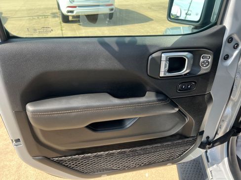 Used 2023 Jeep Wrangler Altitude image 19