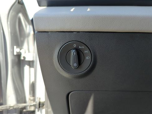 Used 2022 Volkswagen Taos SE image 35