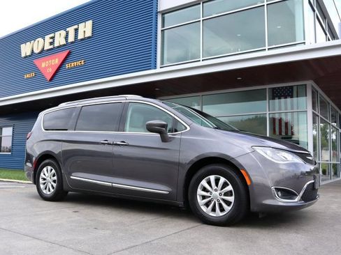 Used 2018 Chrysler Pacifica Touring-L FWD image 1