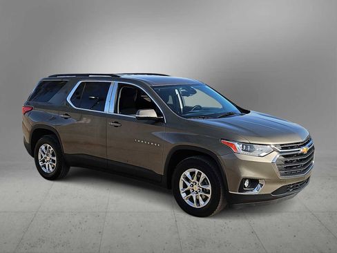 Used 2020 Chevrolet Traverse LT image 2
