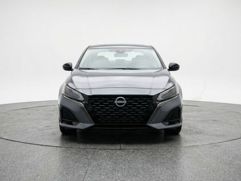 Used 2025 Nissan Altima 2.5 SV FWD image 2
