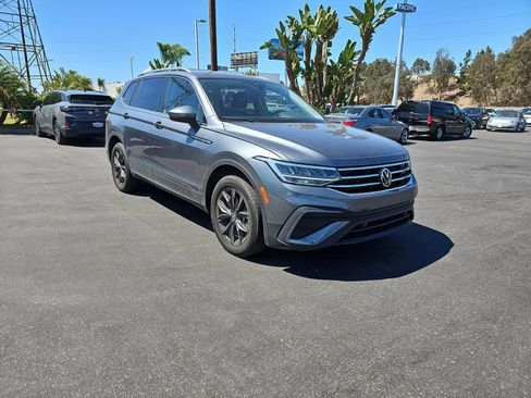Used 2023 Volkswagen Tiguan SE FWD image 3