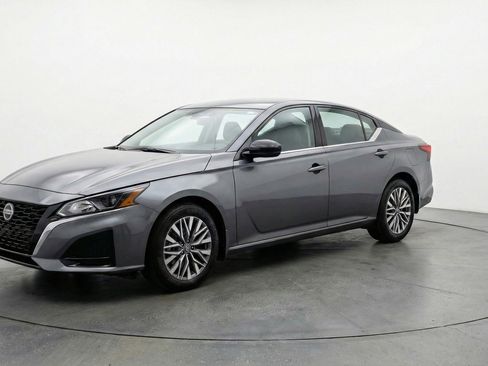 Used 2025 Nissan Altima 2.5 SV image 3