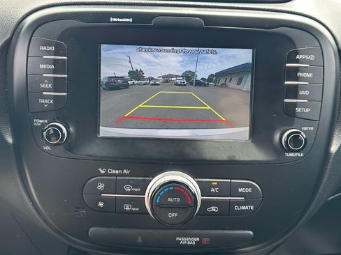 Used 2018 Kia Soul + FWD image 12