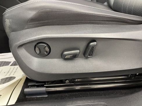 Used 2023 Volkswagen Tiguan SE image 32