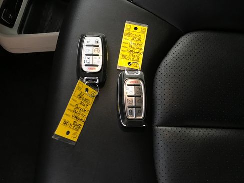 Used 2024 Chrysler Pacifica Touring-L image 31