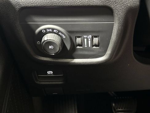 Used 2023 Jeep Grand Cherokee L Limited AWD/4WD image 19