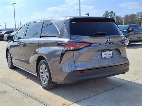Certified 2021 Toyota Sienna XLE image 2