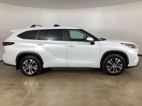 Used 2025 Toyota Highlander XLE AWD/4WD image 4