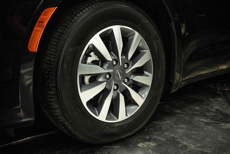 Used 2023 Chrysler Pacifica Touring-L FWD image 3