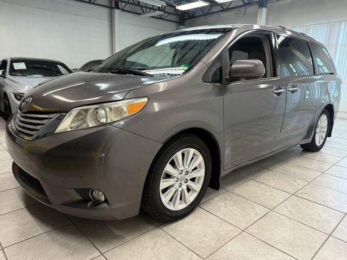Used 2011 Toyota Sienna Limited image 3