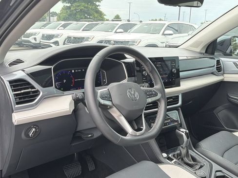 Used 2025 Volkswagen Taos SEL AWD/4WD image 10