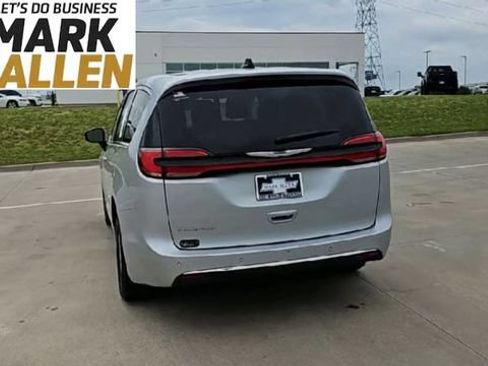 Used 2024 Chrysler Pacifica Touring-L FWD image 7