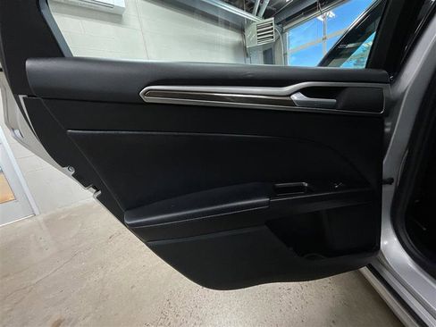 Used 2018 Ford Fusion SE w/ Equipment Group 602A FWD image 19