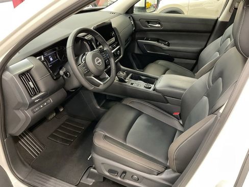 Used 2024 Nissan Pathfinder SL image 10