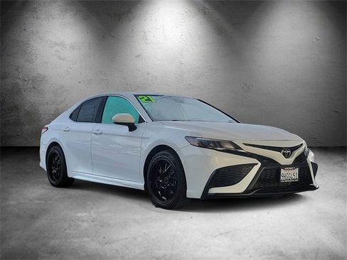 Used 2021 Toyota Camry SE image 2