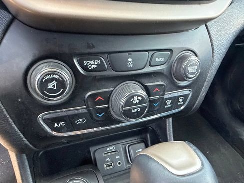 Used 2014 Jeep Cherokee Limited w/ Luxury Group AWD/4WD image 22