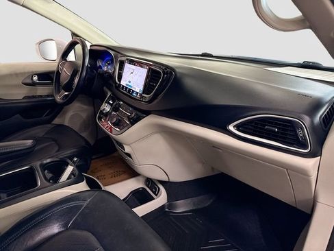 Used 2021 Chrysler Pacifica Touring-L FWD image 30