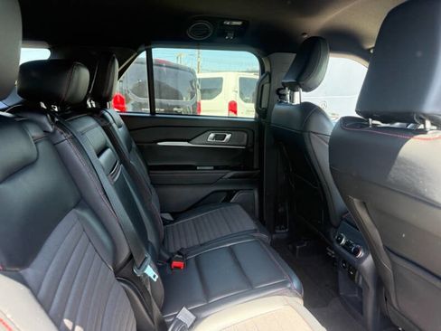 Used 2025 Ford Explorer ST-Line w/ ST-Line Street Pack AWD/4WD image 13