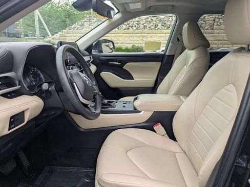 Used 2024 Toyota Highlander XLE AWD/4WD image 15