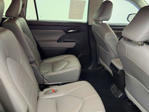 Used 2022 Toyota Highlander XLE AWD/4WD image 22